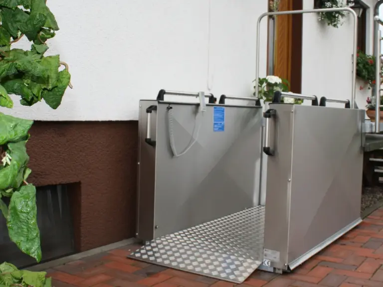 Compact outdoor platform lift SaniTrans HB930 for wheelchair access